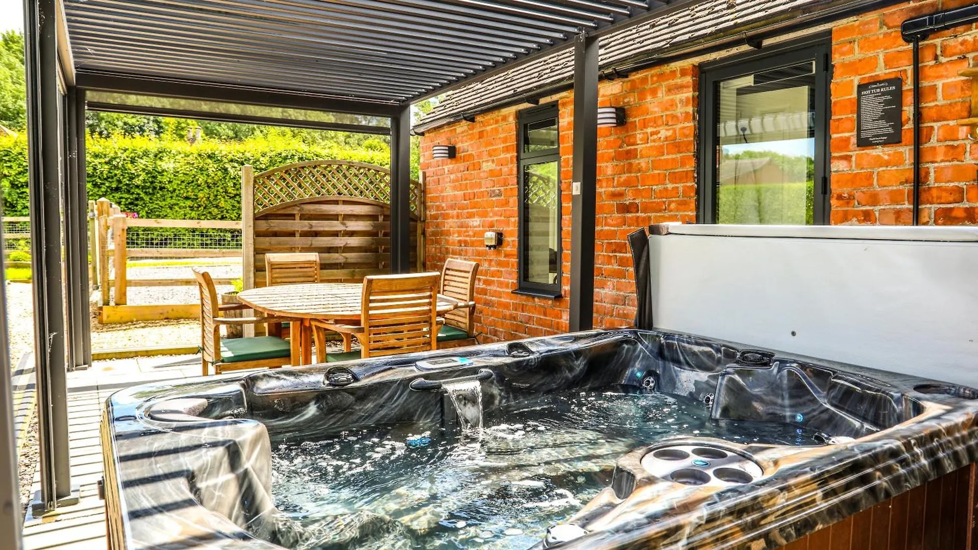 Cottage With Hot Tub - Near Cheltenham And Tewkesbury contacts